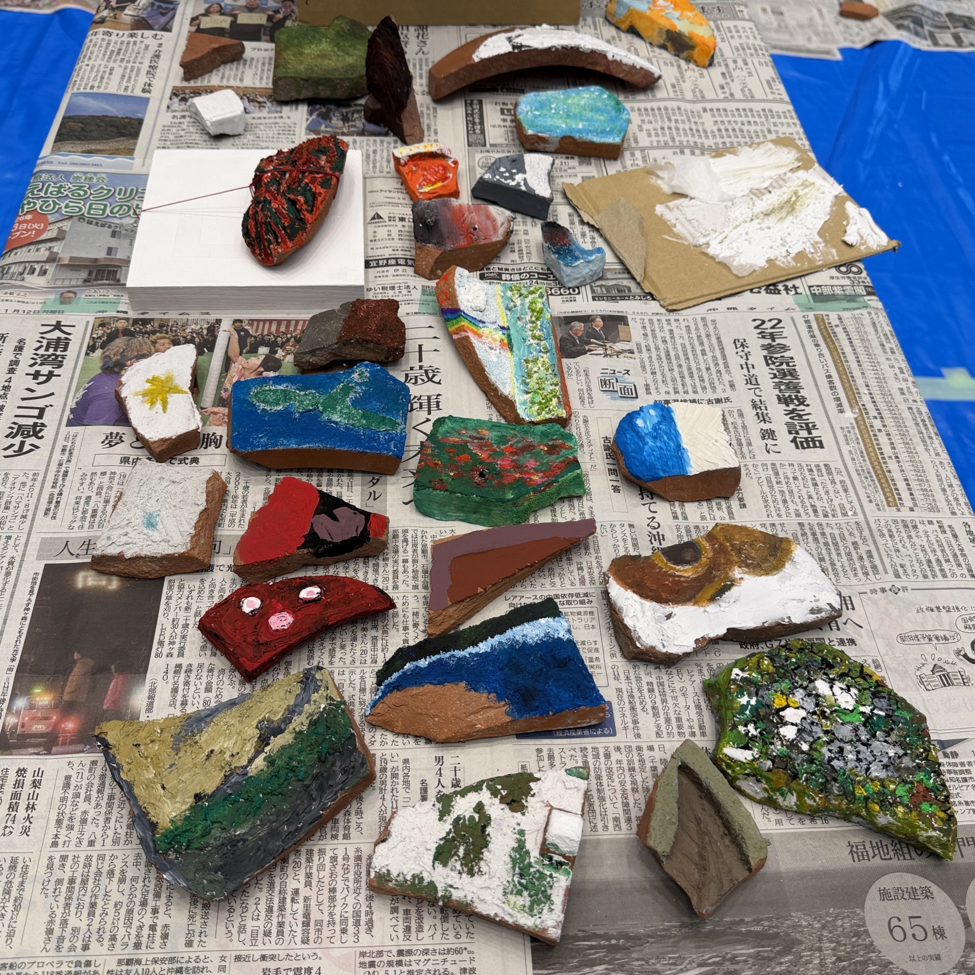 首里城瓦プロジェクト2025関連企画 秋山颯馬×ワークショップ参加者　合作作品「MEMORIES」展